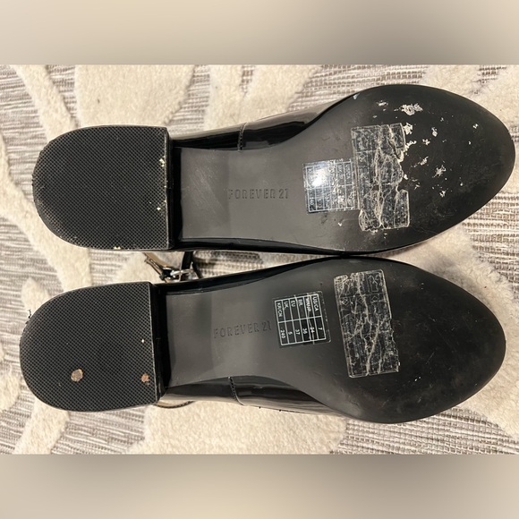 Ballerina patent leather, slight, slight heel, right ankle strap missing loop. - Picture 3 of 3